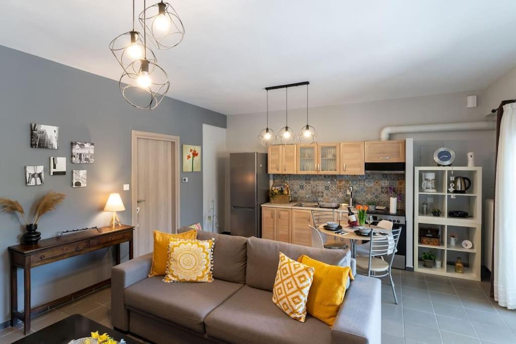 לריסה Elenis Cozy Apartment מראה חיצוני תמונה